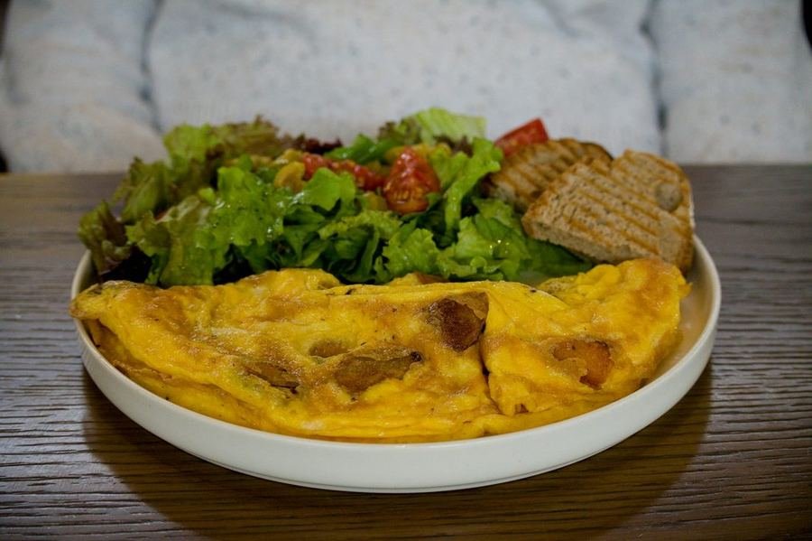 Omelette baveuse chèvre et herbes