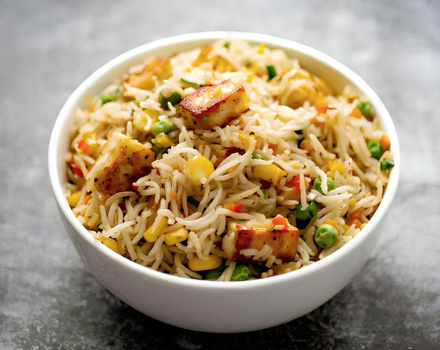 Riz sauté aux œufs et petits pois